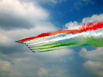 Aviones de la fuerza aérea formando los colores de la bandera italiana en el cielo.