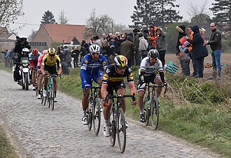 Ciclistas compitiendo en un tramo de pavé durante la París-Roubaix 2019