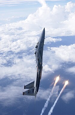 Caza F-15 lanzando bengalas