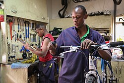 Herramientas y espacio de un taller de reparación de bicicletas.