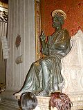 Detalle de la estatua de San Pedro en el interior de la basílica