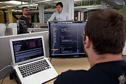 Jefe de edición en una oficina de tecnología