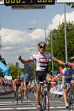 Karsten Kroon celebrando su victoria en el año 2008