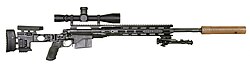 Rifle de francotirador M2010 alojado dentro de un chasis de precisión