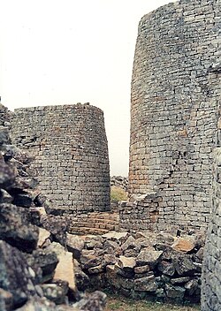 Torres de piedra en las ruinas del Gran Zimbabue