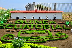 Inscripción floral con el nombre del país en Malabo