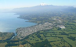 Vista aérea de la ciudad de Villarrica, el lago y el volcán