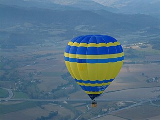 Un globo aerostático elevándose