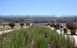 Jardín y exterior de la estación de tren TGV de Avignon