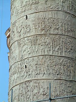 Detalle cercano de los relieves esculpidos en el fuste de la columna
