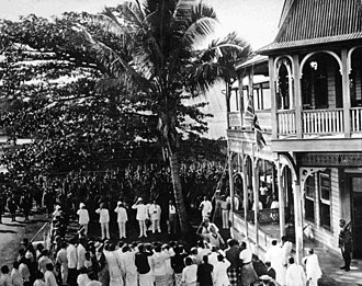 Izado de la Union Jack frente al Palacio de Justicia de Apia el 30 de agosto de 1914