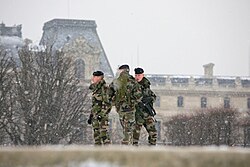 Militares patrullando las calles de París bajo alerta máxima