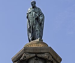 Detalle de la estatua principal del poeta