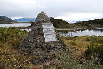 Túmulo y placa conmemorativa situada en Wulaia, Chile