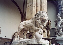 León de la derecha, realizado por Fancelli a partir de un relieve romano del siglo II