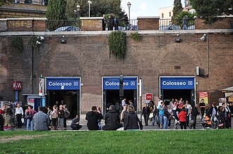 Interior y entorno de la estación Colosseo en Roma