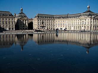 Plaza de la Bolsa reflejada en el espejo de agua