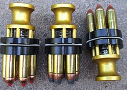 Tres cargadores rápidos de revólver, también llamados speedloader, con cartuchos .357 Magnum.