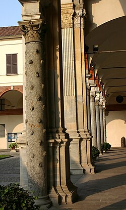 Columna decorativa con forma de tronco de árbol