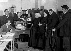 Mujeres votando en Éibar en 1933