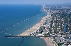 Vista general de un entorno urbano y costero en Cesenatico.