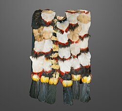 Túnica decorada con plumas de tucán