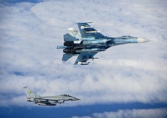 Avión Eurofighter de la Royal Air Force escoltando a un Sukhoi Su-27 ruso.