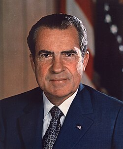 Richard Nixon saludando