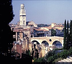 Ponte Pietra visto desde el teatro romano