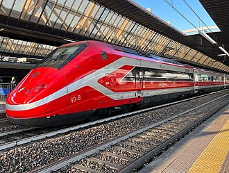 Tren Frecciarossa modelo ETR 500 en vía férrea
