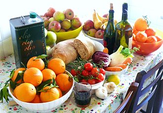 Alimentos frescos como frutas, verduras y aceite de oliva