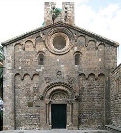Fachada con portalada del monasterio