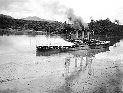 USS Missouri navegando en el Lago Gatún en 1915