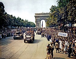 Multitud celebrando la liberación de París en 1944