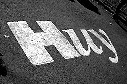 Detalle de las pinturas en el asfalto del Muro de Huy