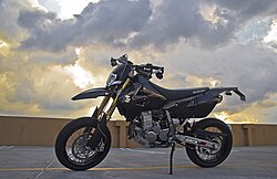 Suzuki DRZ-400SM Supermoto modificada.