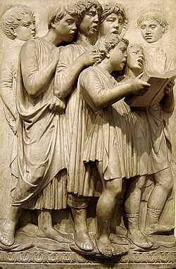 Relieve histórico tallado en piedra que representa una escena musical.