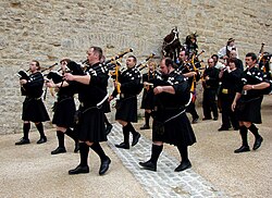 Bagad o banda de gaitas bretonas en un desfile