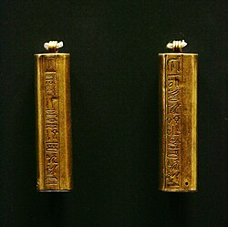 Estuches cilíndricos de metal empleados para preservar rollos de papiro.