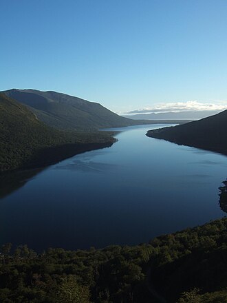 Vista del Lago Escondido desde la ruta