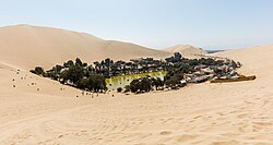 Oasis de Huacachina entre dunas en Ica, Perú