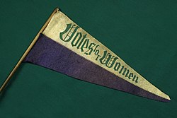Banderín con el lema Votos para las mujeres