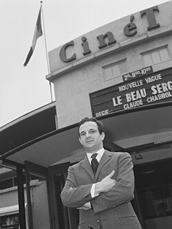 François Truffaut posando delante de la sala CinéTol en Ámsterdam en marzo de 1965