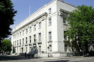 Fachada y detalles arquitectónicos de la Escuela de Higiene y Medicina Tropical de Londres