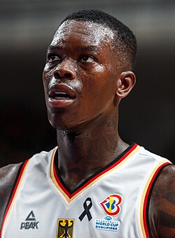 Dennis Schröder vistiendo la camiseta de la selección alemana
