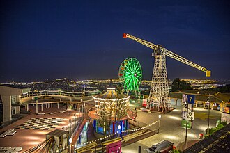 Nivel 6 del parque de noche con iluminación artificial