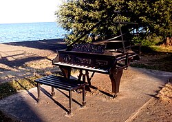 Escultura de un piano en Frutillar
