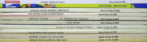 Lomos de varios álbumes de la serie Aquiles Talón
