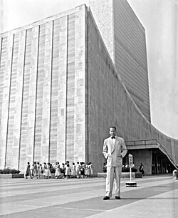 Dag Hammarskjöld frente al edificio de la Asamblea General.