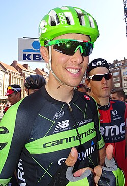 Ramūnas Navardauskas compitiendo en una carrera ciclista